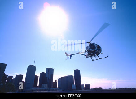 Houston Polizei-Hubschrauber abheben aus Spitze des Hochhauses Stockfoto