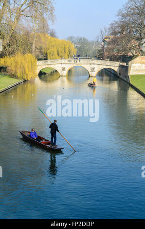 Menschen Stechkahn fahren auf dem Fluss Cam, Cambridge, Cambridgeshire, England, Vereinigtes Königreich. Stockfoto