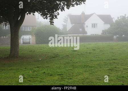 Ein Anwesen in Cirencester im Vereinigten Königreich ganz Gehäuse und leer im Morgennebel. Stockfoto