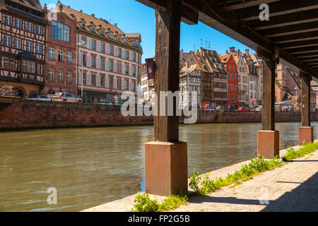 Fachwerkhäusern entlang dem Fluss Ill, Straßburg, Elsass, Frankreich Stockfoto