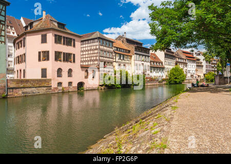 Fachwerkhäusern entlang dem Fluss Ill in der Petite France Straßburg, Elsass, Frankreich Stockfoto