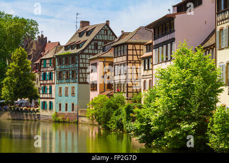 Fachwerkhäusern entlang dem Fluss Ill in der Petite France Straßburg, Elsass, Frankreich Stockfoto