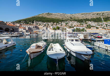 Der alte Stadthafen in Stadt Dubrovnik, Kroatien. Dominikanerkloster und Festung Revelin, auf der anderen Seite Stockfoto