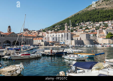 Der alte Stadthafen in Stadt Dubrovnik, Kroatien. Dominikanerkloster und Lukas Bastion auf der anderen Seite Stockfoto