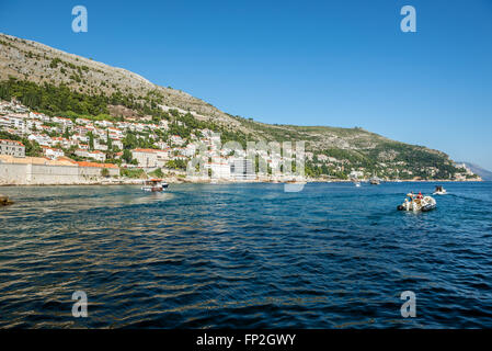 Blick von der alten Stadthafen in Stadt Dubrovnik, Kroatien. Lazareti Gebäude auf der linken Seite Stockfoto