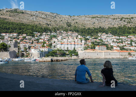 Blick von der alten Stadthafen in Stadt Dubrovnik, Kroatien. Lazareti und Gymnasium Schule auf der anderen Seite Stockfoto