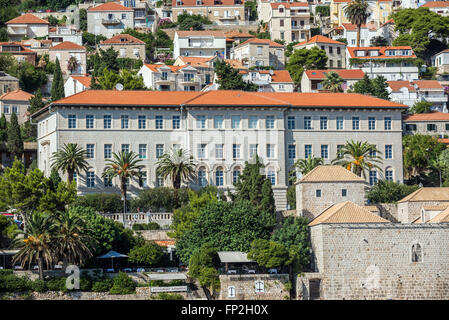 Blick von der alten Stadthafen in Stadt Dubrovnik, Kroatien. Lazareti und Gymnasium Schule auf der anderen Seite Stockfoto