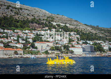 Halb-u-Boot-Touristenboot in Stadt Dubrovnik, Kroatien Stockfoto