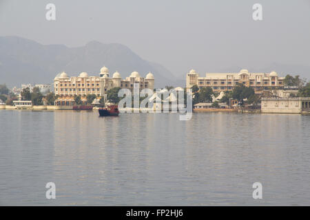 Asien, Indien, Rajasthan, Udaipur. Stadtschloss am Pichola-See Stockfoto