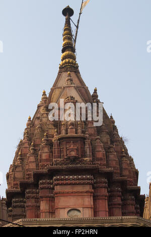 Indien, Uttar Pradesh, Varanasi.  Spitze des Heiligtums entlang dem Fluss Ganges. Stockfoto