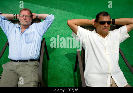 Präsident Rafael Correa Ecuador und Show hosten Peter Greenberg Rast nach Besuch in Amazon River während der Dreharbeiten von Ecuador: The Royal Tour. Stockfoto