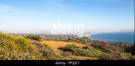 Wildblumen blühen zu übersehen mit Meerblick über den Los Leones Trail (auch genannt Los Liones) erreichte im Topanga State Park Stockfoto