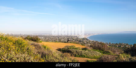 Wildblumen blühen zu übersehen mit Meerblick über den Los Leones Trail (auch genannt Los Liones) erreichte im Topanga State Park Stockfoto