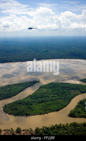 Hubschrauber fliegen über dem Amazonas in Ecuador. Stockfoto