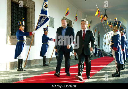 Moderator und Produzent Peter Greenberg mit Präsident Correa Mitarbeiter den Präsidentenpalast in Quito angekommen, für die Verfilmung von Ecuador zu zeigen: die königliche Tour Stockfoto