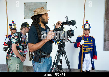 Kameramann filmt Peter Greenbergs Ankunft im Präsidentenpalast in Quito Ecuador: The Royal Tour. Stockfoto