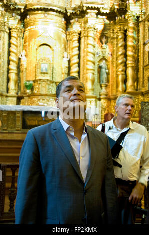 Präsident Rafael Correa Ecuador und Show Director John Feist tour eine historische Kirche in Quito während der Dreharbeiten von Ecuador: The Royal Tour. Stockfoto