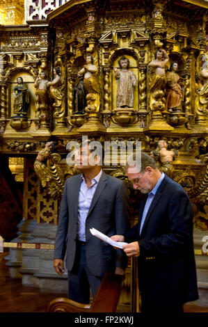 Präsident Rafael Correa Ecuador und Show hosten Peter Greenberg Tour historische Kirche in Quito während der Dreharbeiten zu Ecuador: The Royal Tour. Stockfoto