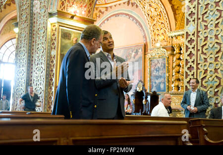 Präsident Rafael Correa Ecuador und Show hosten Peter Greenberg Tour historische Kirche in Quito während der Dreharbeiten zu Ecuador: The Royal Tour. Stockfoto