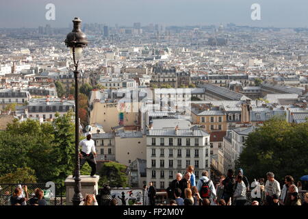 akrobatische Performance-Künstlerin in einem alten Gaslampe auf die Hügel von Sacre Coeur in Montmartre Paris Stockfoto