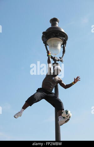 Akrobatische performance Künstler an einem alten Gas Lamp auf dem Hügel von Sacré-Coeur in Montmartre, Paris Stockfoto