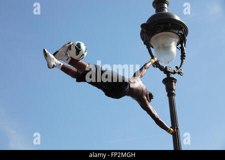 akrobatische Performance-Künstlerin in einem alten Gaslampe auf die Hügel von Sacre Coeur in Montmartre Paris Stockfoto