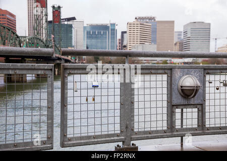 PORTLAND, OR - 27. Februar 2016: Schlösser in einem Versuch an einen Zaun auf einer Brücke gegenüber der Innenstadt von Portland Oregon gesperrt sind, Stockfoto