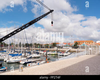 Die Marina in Belem an der Uferpromenade in Lissabon, der Hauptstadt von Portugal in Europa. Stockfoto