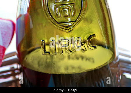 Schließen Sie die Ansicht auf Glas Relief Etikett auf Flasche Rotwein Côtes du Rhône Lirac im Picknick-Korb-Avignon-Frankreich Stockfoto