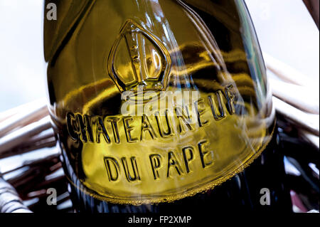 Schließen Sie die Ansicht auf Glas Relief Namen Etikett auf Flasche Rotwein Châteauneuf-du-Pape im rustikalen Wicker Korb Vaucluse Frankreich Stockfoto