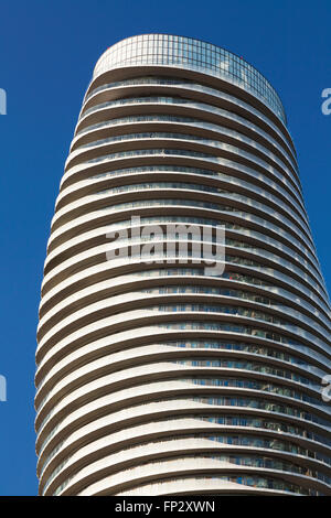 Eine abstrakte Sicht eines absoluten Welt Türme (The Marilyn Monroe Towers). Mississauga, Peel Region, Ontario, Kanada. Stockfoto