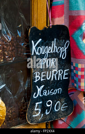 Rustikale Tafel Werbung Gugelhupf mit Butter, ein traditioneller Kuchen stammt aus Elsass Frankreich Stockfoto
