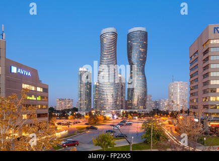 Absolute World Towers 4 & 5 (The Marilyn Monroe Towers) in der Dämmerung. Mississauga, Peel Region, Ontario, Kanada. Stockfoto