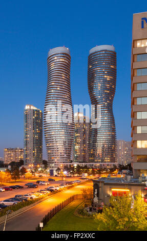 Absolute World Towers 4 & 5 (The Marilyn Monroe Towers) in der Nacht. Mississauga, Peel Region, Ontario, Kanada. Stockfoto