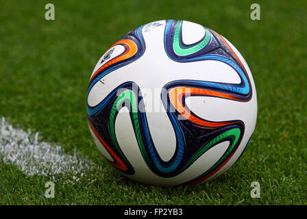Kiew, UKRAINE - 18. Mai 2014: Nahaufnahme offizielle FIFA WM 2014 Ball (Brazuca) auf dem Rasen während Ukraine Meisterschaftsspiel Stockfoto