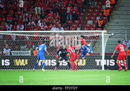 Warschau, Polen - 27. Mai 2015: FC Dnipro (in blau) und FC Sevilla (in rot) Spieler kämpfen um einen Ball während ihrer UEFA Europa League Finale Spiel im Warschauer Nationalstadion Stockfoto
