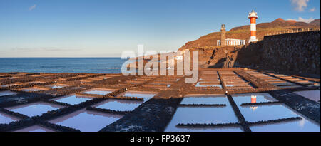 Saline Teneguia vor Faro de Fuencaliente Leuchtturm, Punta de Fuencaliente, La Palma, Kanarische Inseln, Spanien Stockfoto