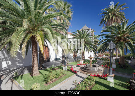 Kirchplatz mit Palmen vor der Kirche San Andrés, La Palma, Kanarische Inseln, Spanien Stockfoto