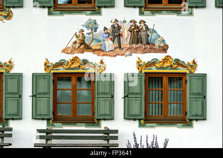 Lüftlmalerei Wandbild mit Ländliches Motiv auf das Rathaus von Wallgau, Werdenfels, obere Bayern, Bayern, Deutschland Stockfoto