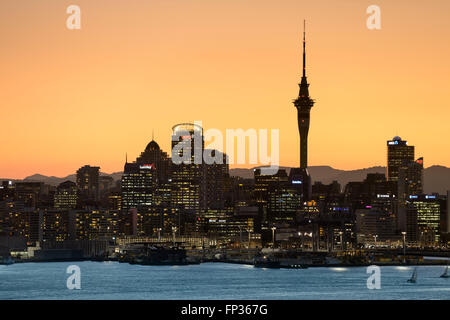 Auckland Skyline bei Dämmerung, zentralen Geschäftsviertel CBD, Auckland, Neuseeland Stockfoto