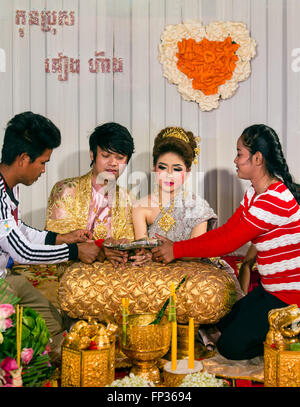 Traditionelle Hochzeit, Cash Geschenke für das Brautpaar, Senmonorom, Sen Monorom, Mondul Kiri, Provinz Mondulkiri, Kambodscha Stockfoto