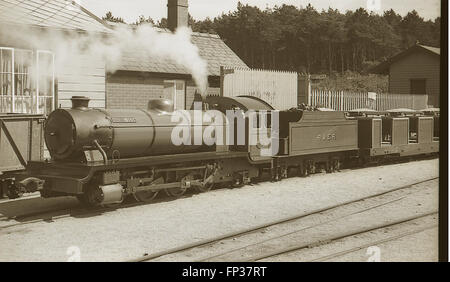 Von Sir Arthur Heywood in 1894 und benannte Muriel erbaut, ist River Irt die ältesten arbeiten 15 Zoll Spurweite Lokomotive der Welt. Es wird angenommen, sie sah Service in der Munitionsfabrik in Gretna (als 0-8-0 t Muriel) vor der Ankunft in Ravenglass im Jahre 1917, wo sie anschließend wieder aufgebaut und im Jahre 1927 umbenannt. Hier am Bahnhof Ravenglass in den 1930er Jahren zu sehen Stockfoto