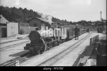 Von Sir Arthur Heywood in 1894 und benannte Muriel erbaut, ist River Irt die ältesten arbeiten 15 Zoll Spurweite Lokomotive der Welt. Es wird angenommen, sie sah Service in der Munitionsfabrik in Gretna (als 0-8-0 t Muriel) vor der Ankunft in Ravenglass im Jahre 1917, wo sie anschließend wieder aufgebaut und im Jahre 1927 umbenannt. Hier am Bahnhof Ravenglass in den 1930er Jahren zu sehen Stockfoto