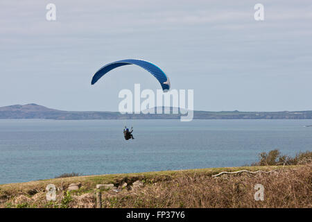 Tandem Paragliding über Newgale Strand entlang Pembrokeshire Coast Path in der Nähe von St Davids. West-Wales, Großbritannien Europa. März. Stockfoto