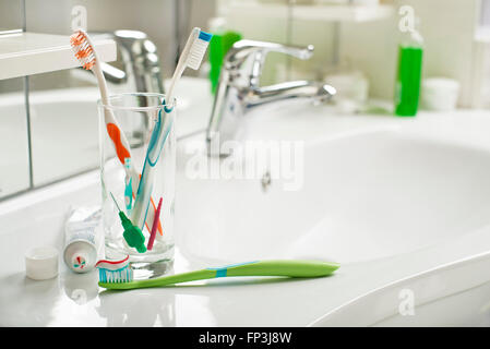 Zahnbürste und Zahnpasta im Badezimmer hautnah. Stockfoto