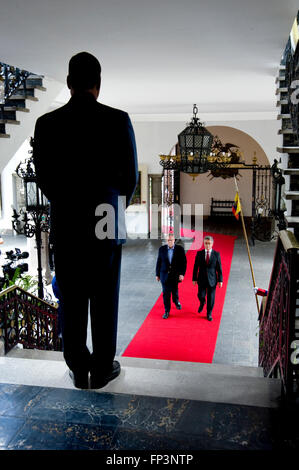 Präsident Rafael Correa Ecuador begrüßt Moderator Peter Greenberg, wie er auf den Präsidentenpalast in Quito zum Interview kommt während der Dreharbeiten von Ecuador: The Royal Tour. Stockfoto