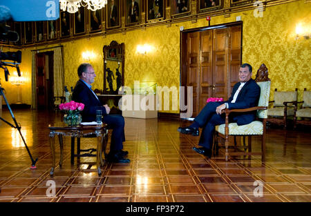 Präsident Rafael Correa Ecuador im Präsidentenpalast in Quito im Interview mit Show hosten Peter Greenberg für die Verfilmung von Ecuador: The Royal Tour. Stockfoto