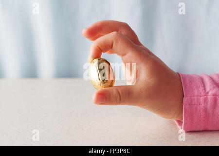 Schokoladen-Osterei verpackt in Cellophan Stockfotografie - Alamy