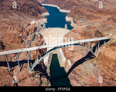 Luftaufnahme der Hoover-Staudamm und den Colorado River Bridge Stockfoto