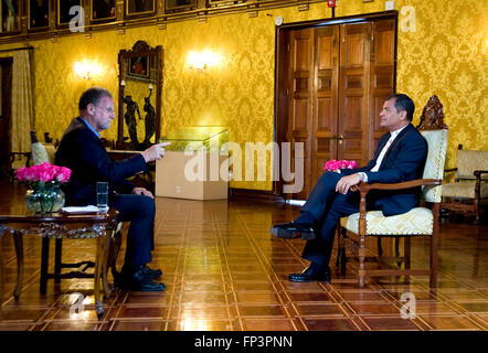 Präsident Rafael Correa Ecuador im Präsidentenpalast in Quito im Interview mit Show hosten Peter Greenberg für die Verfilmung von Ecuador: The Royal Tour. Stockfoto